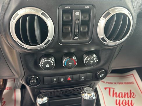 Used 2015 Jeep Wrangler Unlimited Sahara image 14