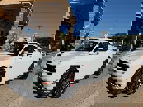Used 2016 Dodge Challenger SRT w/ Technology Group image 8