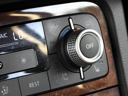 Used 2016 Volkswagen Touareg Sport image 53