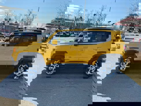 Used 2018 Jeep Renegade Latitude w/ UConnect 8.4 Nav Group image 4