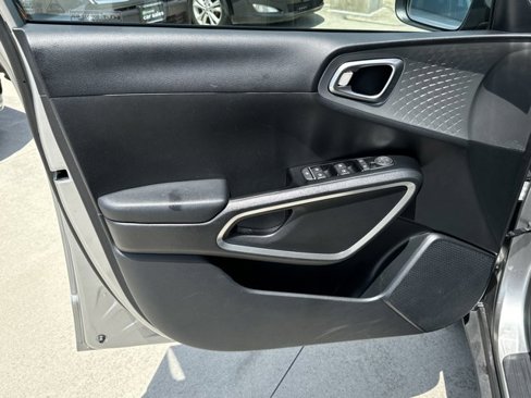 Used 2023 Kia Soul LX w/ LX Technology Package image 11