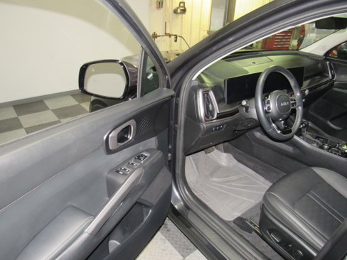 Used 2024 Kia Sorento EX w/ Panoramic Sunroof Package image 13