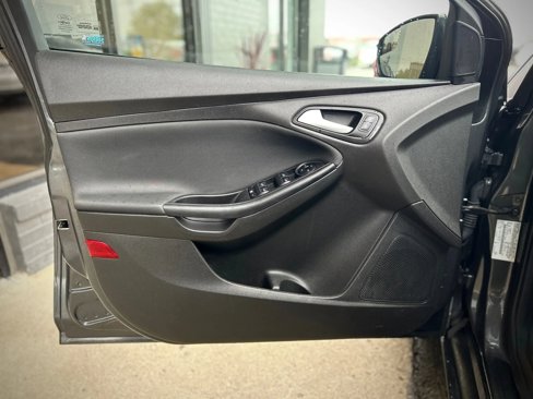 Used 2017 Ford Focus SE image 8