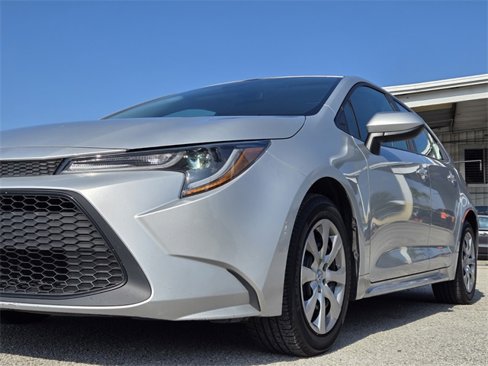 Used 2021 Toyota Corolla LE image 2