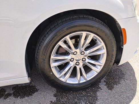 Used 2017 Chrysler 300 C image 18