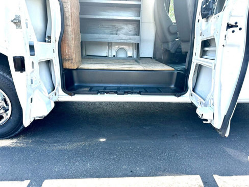 Used 2014 Chevrolet Express 2500 image 16