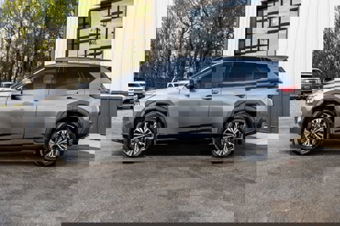 Used 2021 Nissan Rogue SV image 2