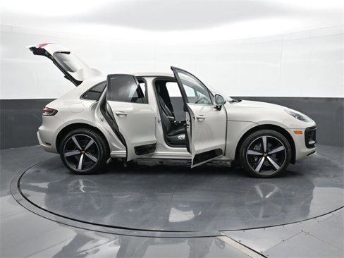 Certified 2022 Porsche Macan image 36