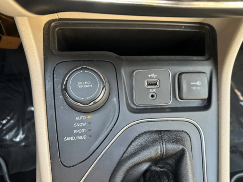 Used 2019 Jeep Cherokee Latitude w/ Popular Appearance Group image 17
