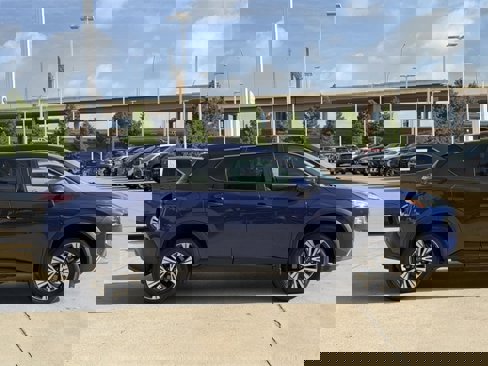 Used 2023 Nissan Rogue SV image 3