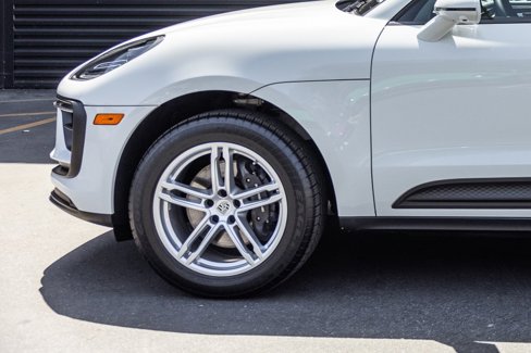 Certified 2025 Porsche Macan image 11