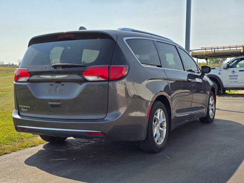 Used 2018 Chrysler Pacifica Touring-L Plus w/ Tire & Wheel Group image 3