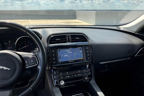 Used 2018 Jaguar F-PACE Premium image 8