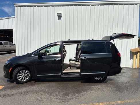 Used 2017 Chrysler Pacifica Touring-L image 10