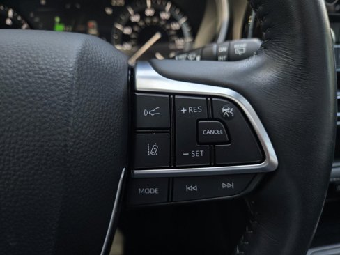 Used 2021 Toyota Highlander XLE image 30