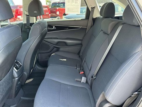 Used 2018 Kia Sorento LX image 9