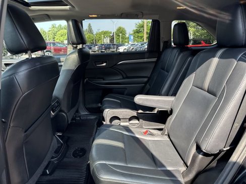Used 2017 Toyota Highlander SE image 29