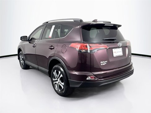 Used 2018 Toyota RAV4 LE image 9