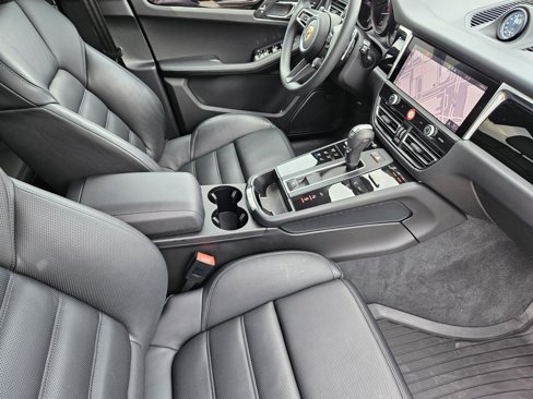 Certified 2025 Porsche Macan image 21