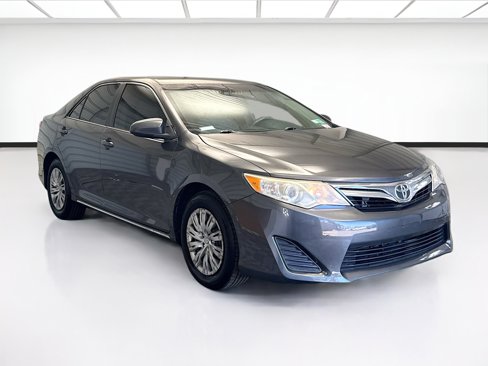 Used 2014 Toyota Camry LE image 3