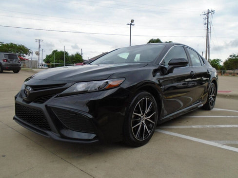 Used 2021 Toyota Camry SE image 3