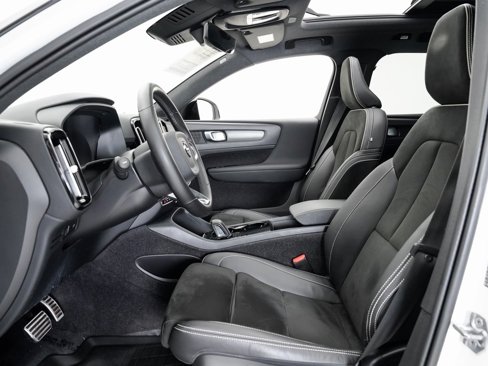 Used 2022 Volvo XC40 P8 Recharge Plus image 6