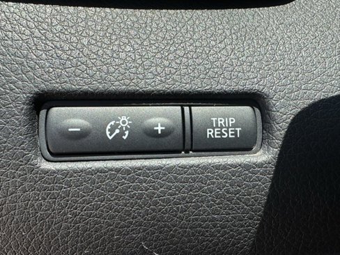 Used 2018 Nissan Rogue SV image 19