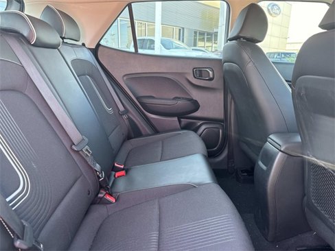 Used 2022 Hyundai Venue Limited image 7