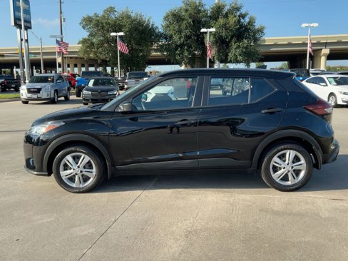 Used 2022 Nissan Kicks S image 2