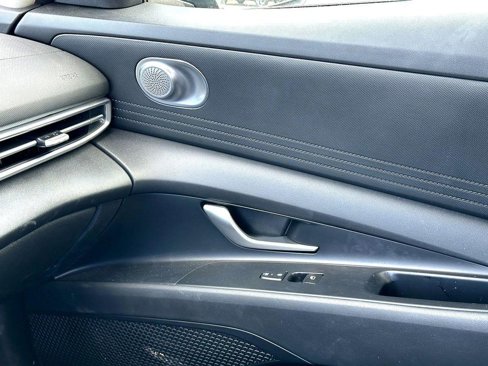 Used 2024 Hyundai Elantra SE image 17