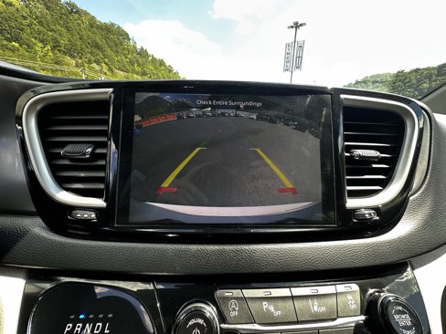 Used 2022 Chrysler Pacifica Touring-L image 15