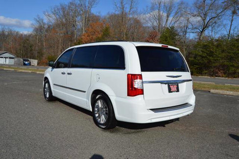 Used 2016 Chrysler Town & Country Touring-L image 6