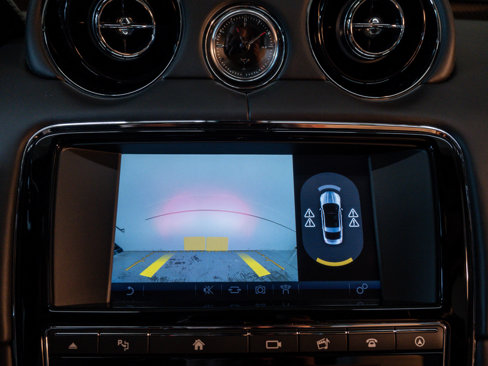 Used 2016 Jaguar XJ R image 23