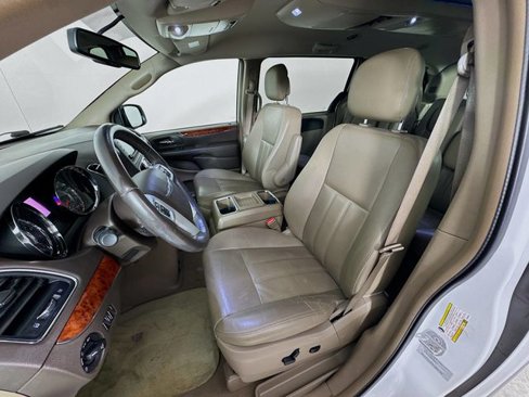 Used 2016 Chrysler Town & Country Touring image 22