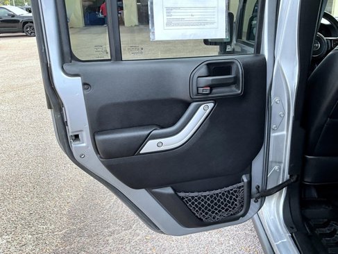 Used 2015 Jeep Wrangler Unlimited Rubicon w/ Connectivity Group image 21