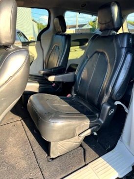 Used 2019 Chrysler Pacifica Touring-L image 23
