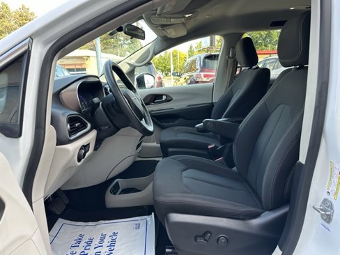 Used 2021 Chrysler Voyager LX image 10