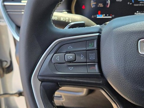 Used 2023 Jeep Grand Cherokee Laredo image 25