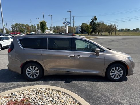 Used 2017 Chrysler Pacifica Touring-L image 5