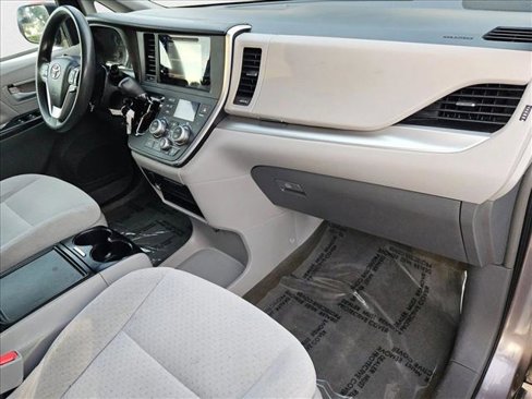 Used 2015 Toyota Sienna LE image 22