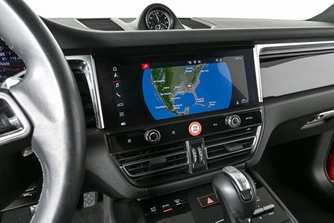 Certified 2024 Porsche Macan image 16