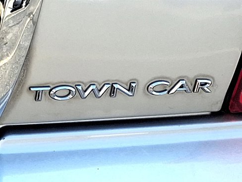 Used 2009 Lincoln Town Car Signature Limited image 31