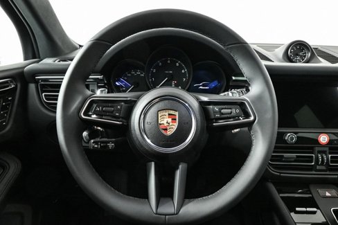 Certified 2025 Porsche Macan image 9