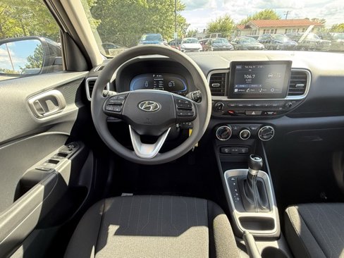New 2025 Hyundai Venue SE image 17