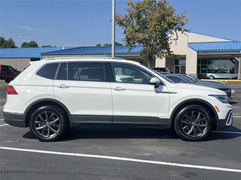Used 2022 Volkswagen Tiguan SE w/ Panoramic Sunroof Package image 28