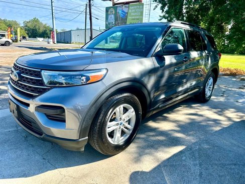 Used 2023 Ford Explorer XLT image 2