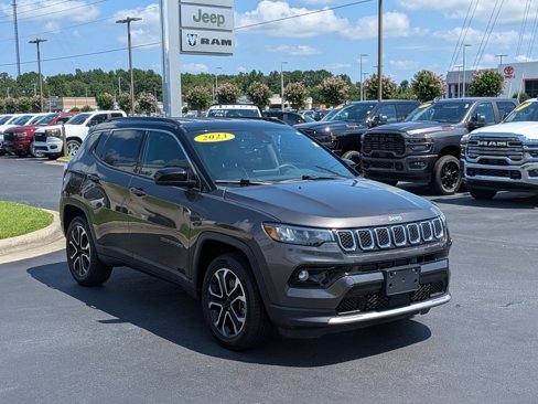 Used 2023 Jeep Compass Limited image 3