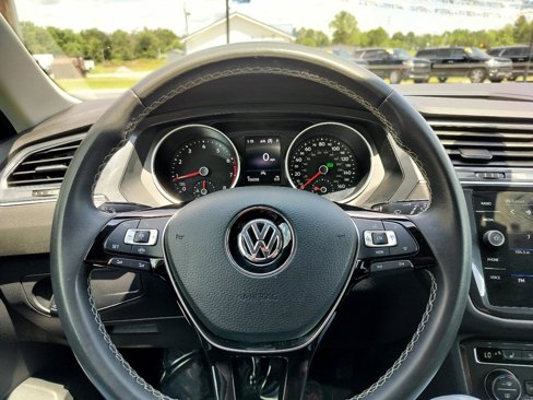 Used 2021 Volkswagen Tiguan SE R-Line image 18