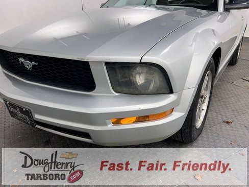 Used 2005 Ford Mustang Convertible image 11