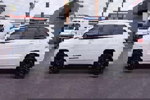 Used 2020 Jeep Grand Cherokee Altitude image 3